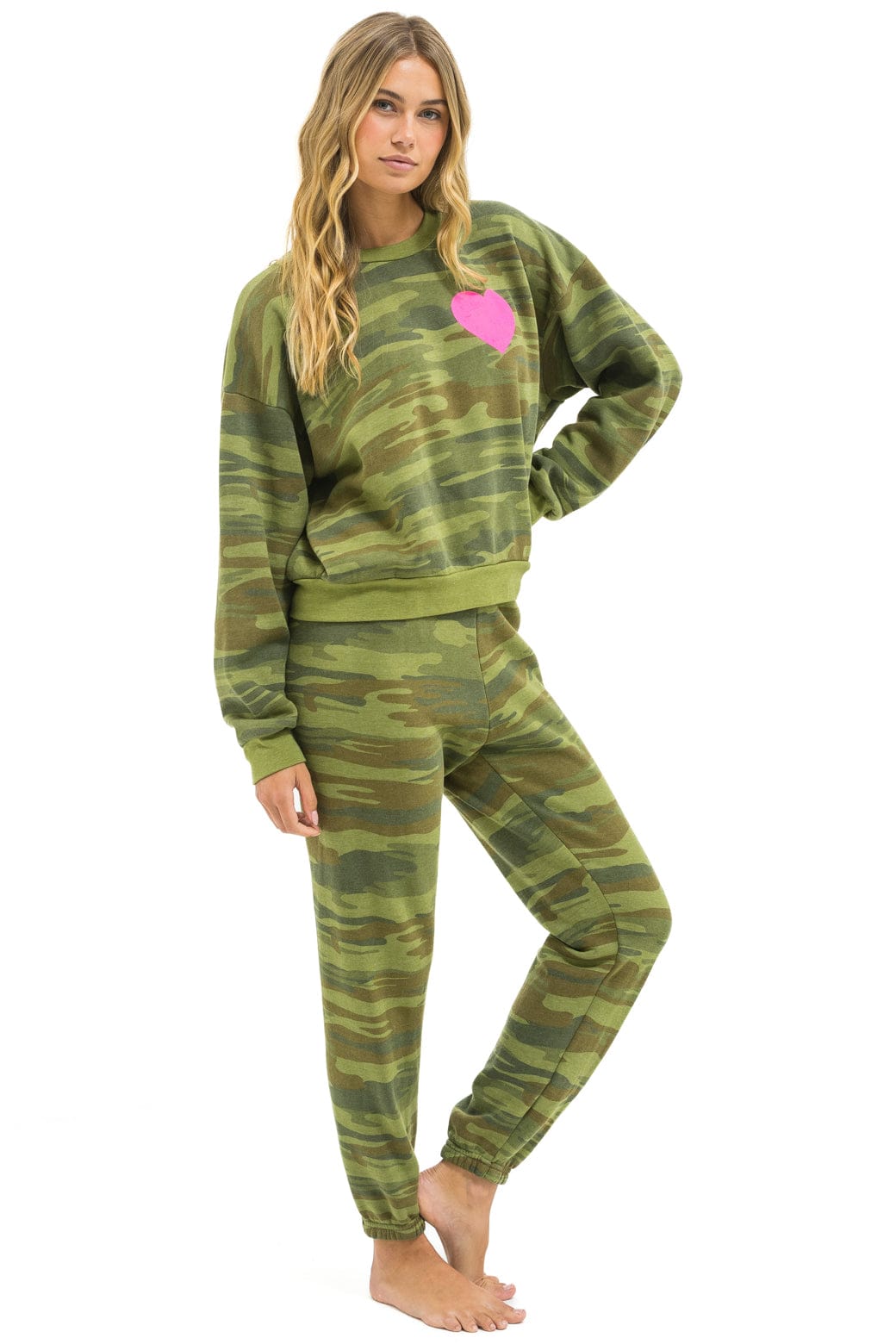 HEART PRINT RELAXED CREW SWEATSHIRT - CAMO // NEON PINK - Image 7